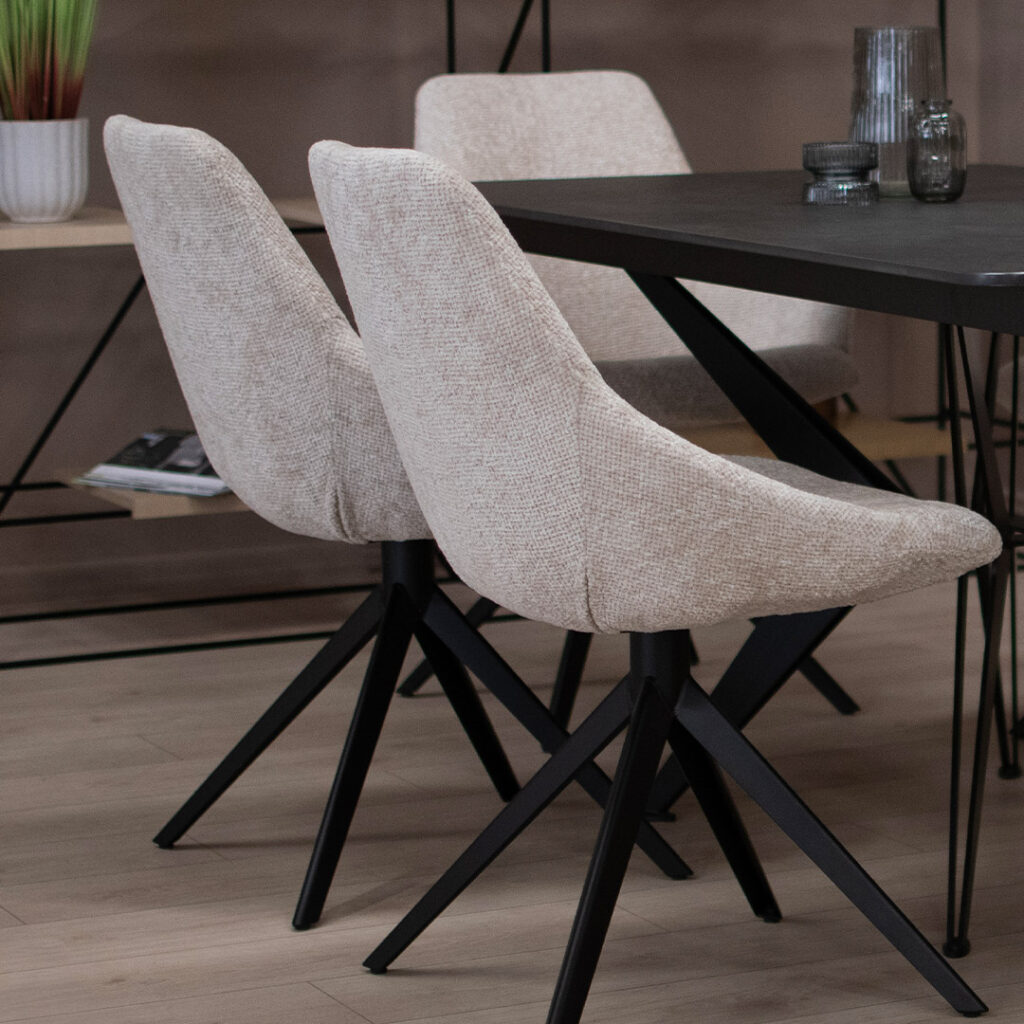 Трпезариски сет со маса со црна керамичка плотна и метални ногарки во форма X во комбинацоја со столици со и без раконаслон со метални ногарки.