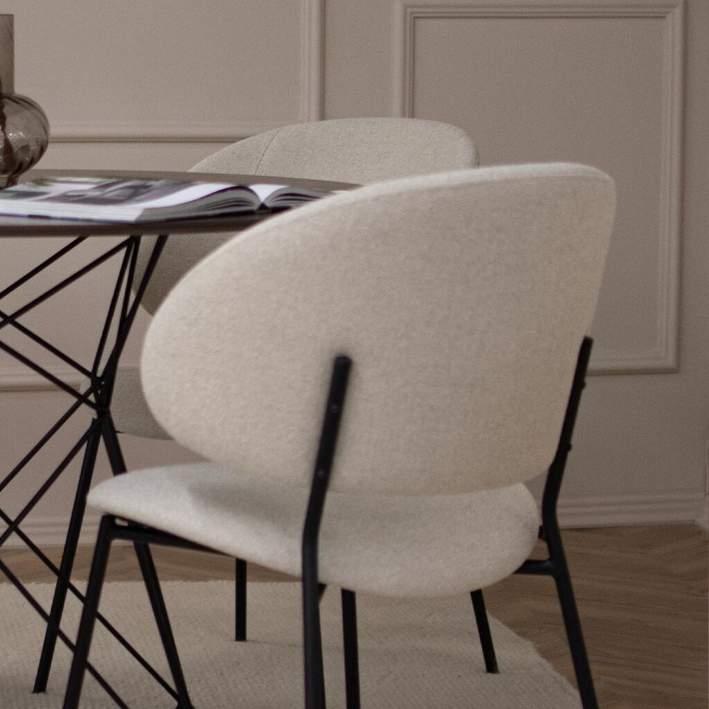 Трпезариски сет со кружна маса со плотна фурниран медијапан даб и испреплетени метални ногарки со 4 удобни столици во крем мебел штоф и црни метални ногарки.