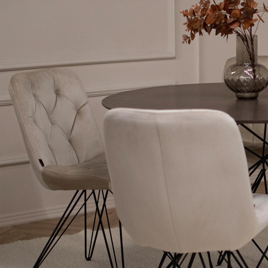 Трпезариски сет со мала кружна маса со плотна фурниран медијапан даб и испреплетени метални ногарки во комбинација со 4 столици во крем велвет.