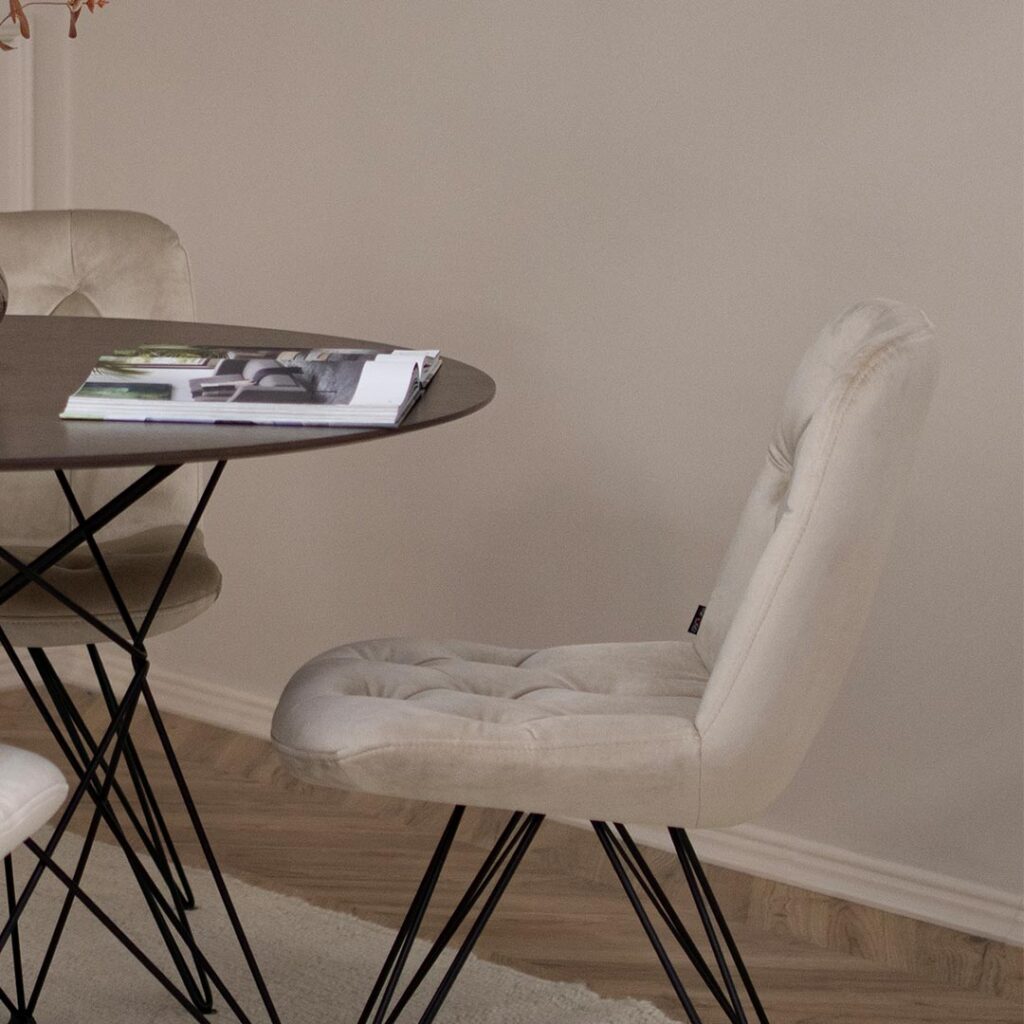 Трпезариски сет со мала кружна маса со плотна фурниран медијапан даб и испреплетени метални ногарки во комбинација со 4 столици во крем велвет.