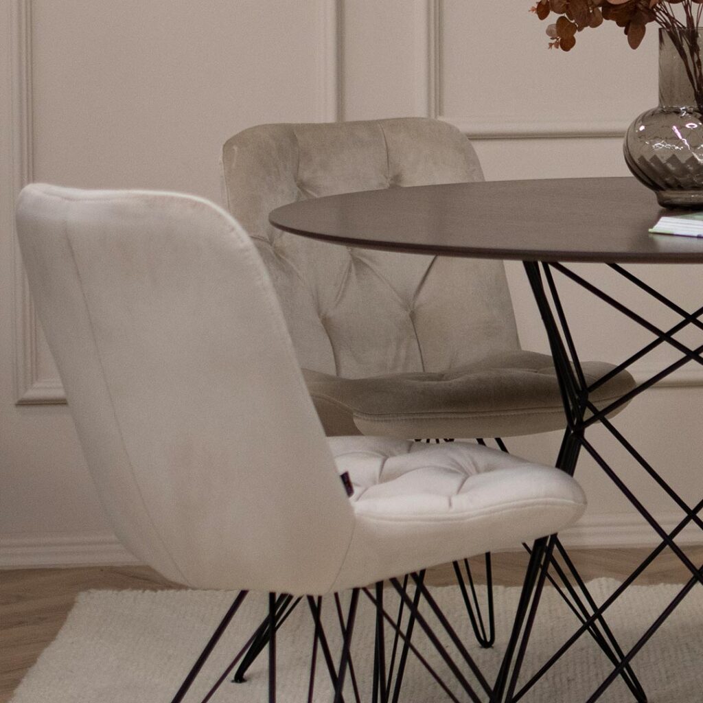 Трпезариска столици со црни метални ногарки и светло крем мебел штоф велвет.