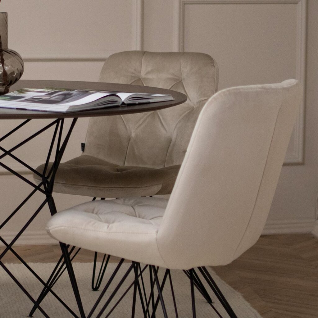 Трпезариска столици со црни метални ногарки и светло крем мебел штоф велвет.