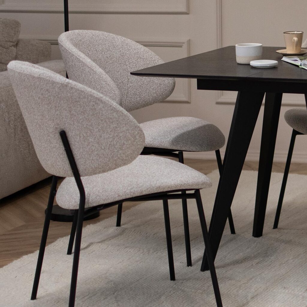 Трпезариски сет со мала црна маса од даб во форма коцка, во комбинација со 4 светло крем удобни столици.