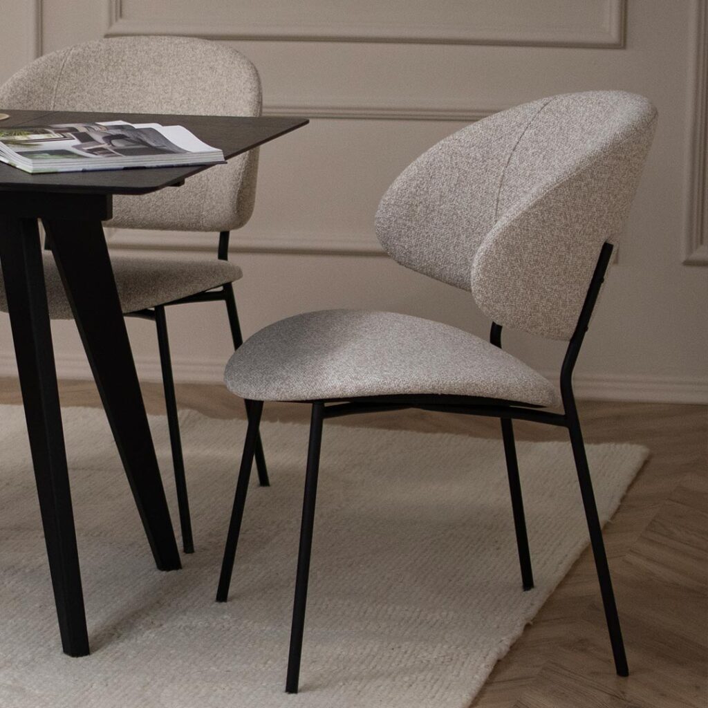 Трпезариски сет со мала црна маса од даб во форма коцка, во комбинација со 4 светло крем удобни столици