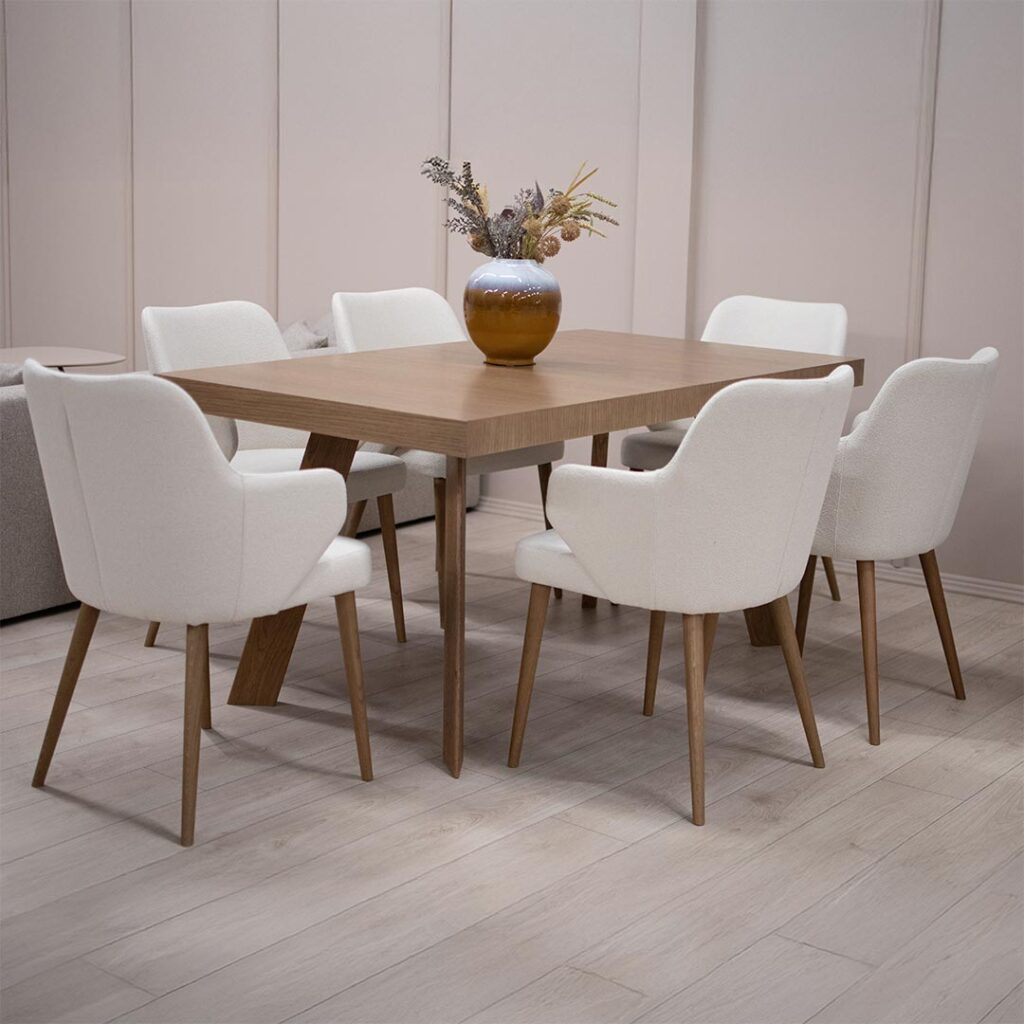 Трпезариски сет со правоаголна маса со опција за продолжување во кафеава даб нијанса и столици со раконаслон во бел мебел штоф.