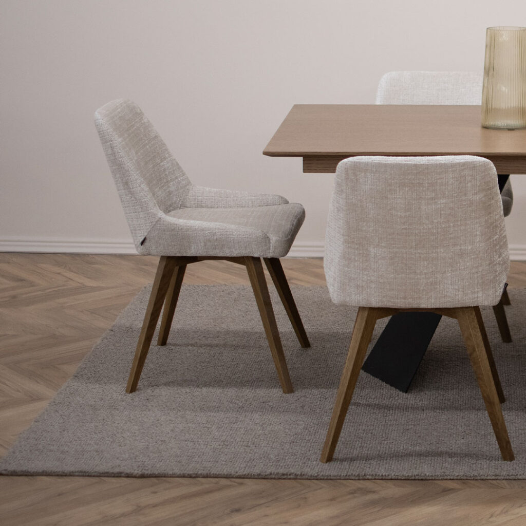 Трпезариски сет со маса со плотна даб и две црни метални ногарки со 6 трпезариски столици со дрвени даб ногарки и беж мебел штоф.