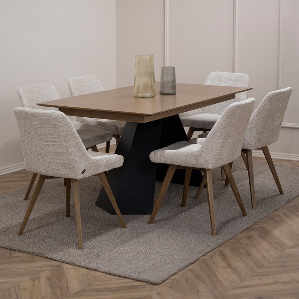 Трпезариска маса Хуго со плотна даб и две црни метални ногарки.