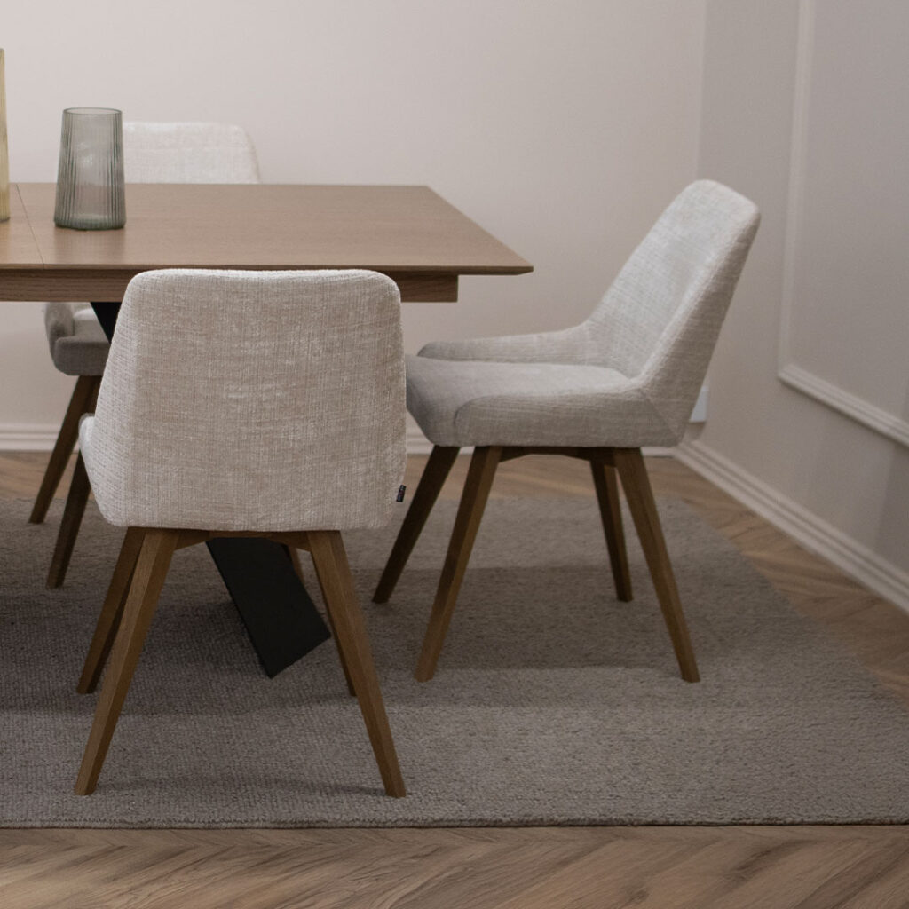 Трпезариски сет со маса со плотна даб и две црни метални ногарки со 6 трпезариски столици со дрвени даб ногарки и беж мебел штоф.