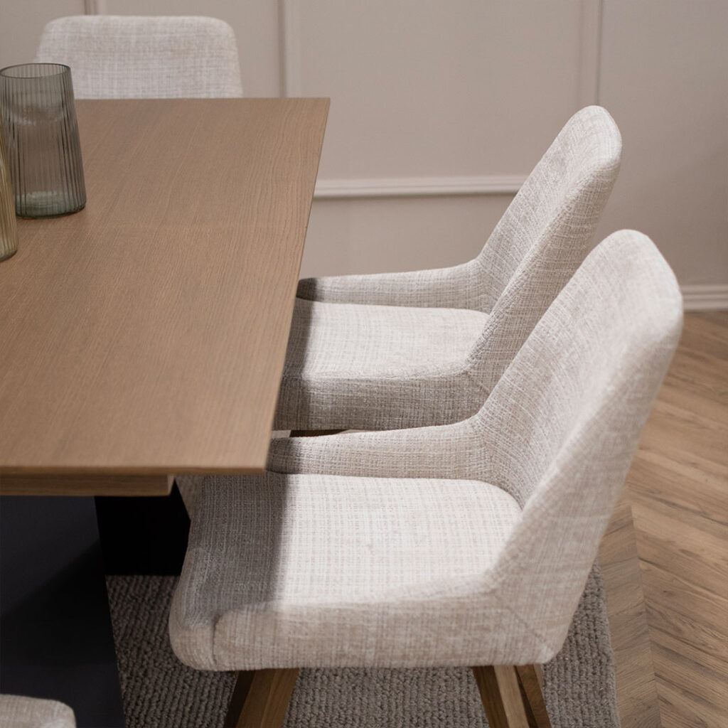 Трпезариски сет со маса со плотна даб и две црни метални ногарки со 6 трпезариски столици со дрвени даб ногарки и беж мебел штоф.