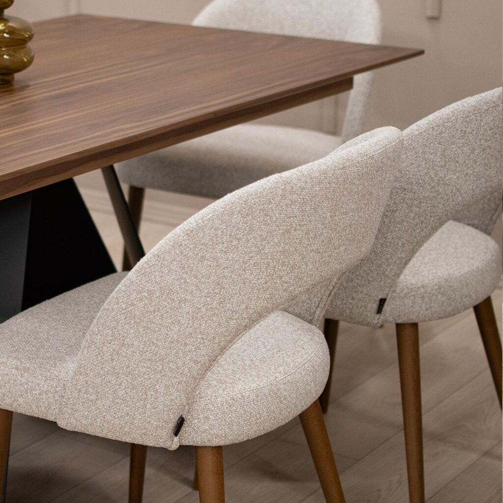 Трпезариски сет со маса Касини со плотна орев и две црни метални ногарки.