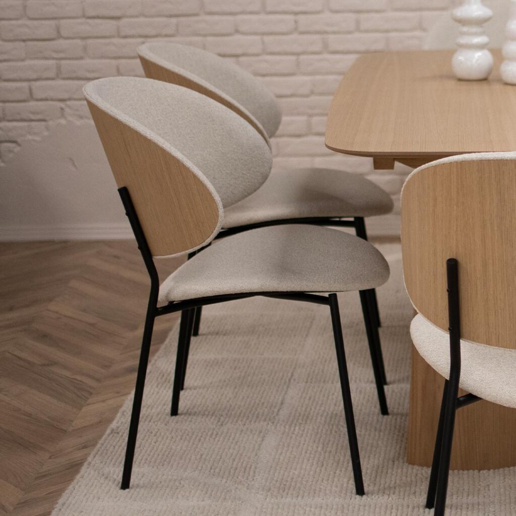 Трпезариски сет со маса со заоблени агли од фурниран медијапан даб со 6 удобни столици со грб од фурнир даб во комбинација со светол крем мебел штоф.