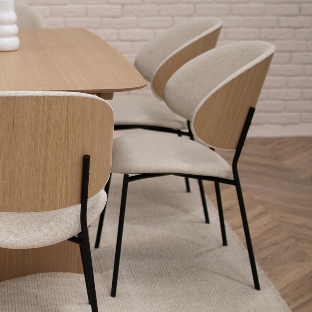 Трпезариски сет со маса со заоблени агли од фурниран медијапан даб со 6 удобни столици со грб од фурнир даб во комбинација со светол крем мебел штоф.