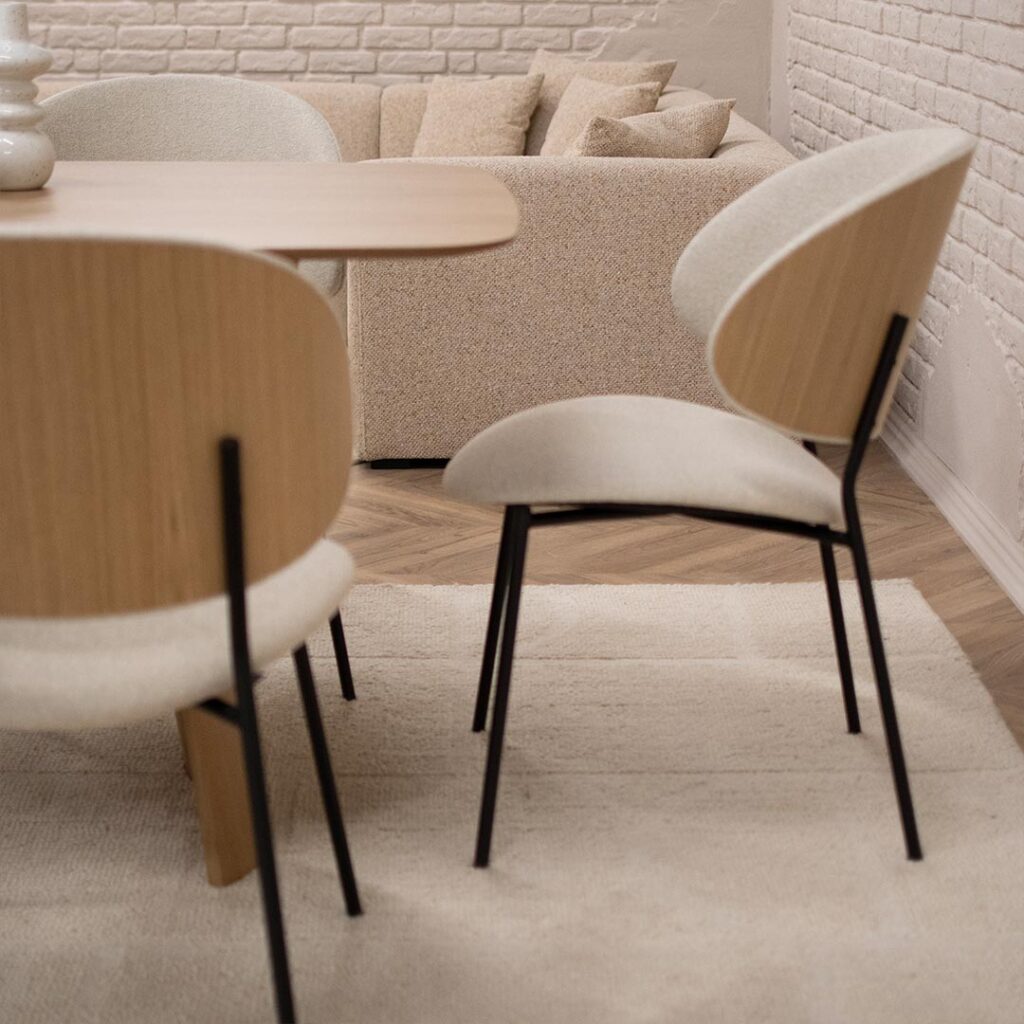 Трпезариски сет со маса со заоблени агли од фурниран медијапан даб со 6 удобни столици со грб од фурнир даб во комбинација со светол крем мебел штоф.