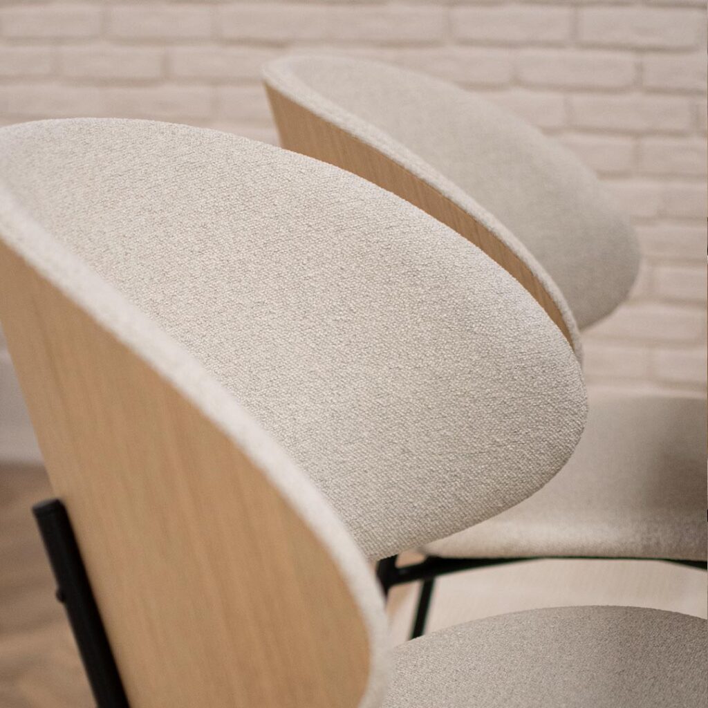 Трпезариска столица со грб од фурнир даб во комбинација со светол крем мебел штоф со метални црни ногарки.