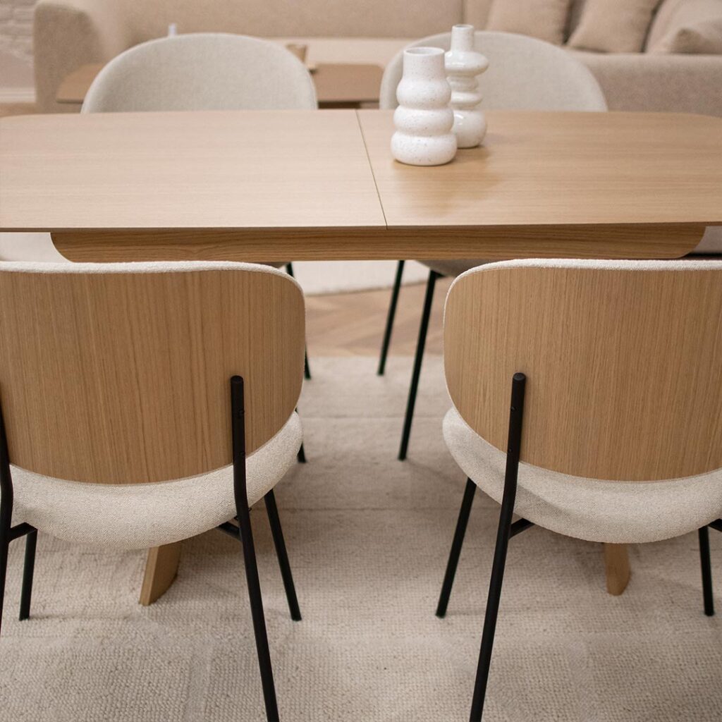 Трпезариски сет со маса со заоблени агли од фурниран медијапан даб со 6 удобни столици со грб од фурнир даб во комбинација со светол крем мебел штоф.