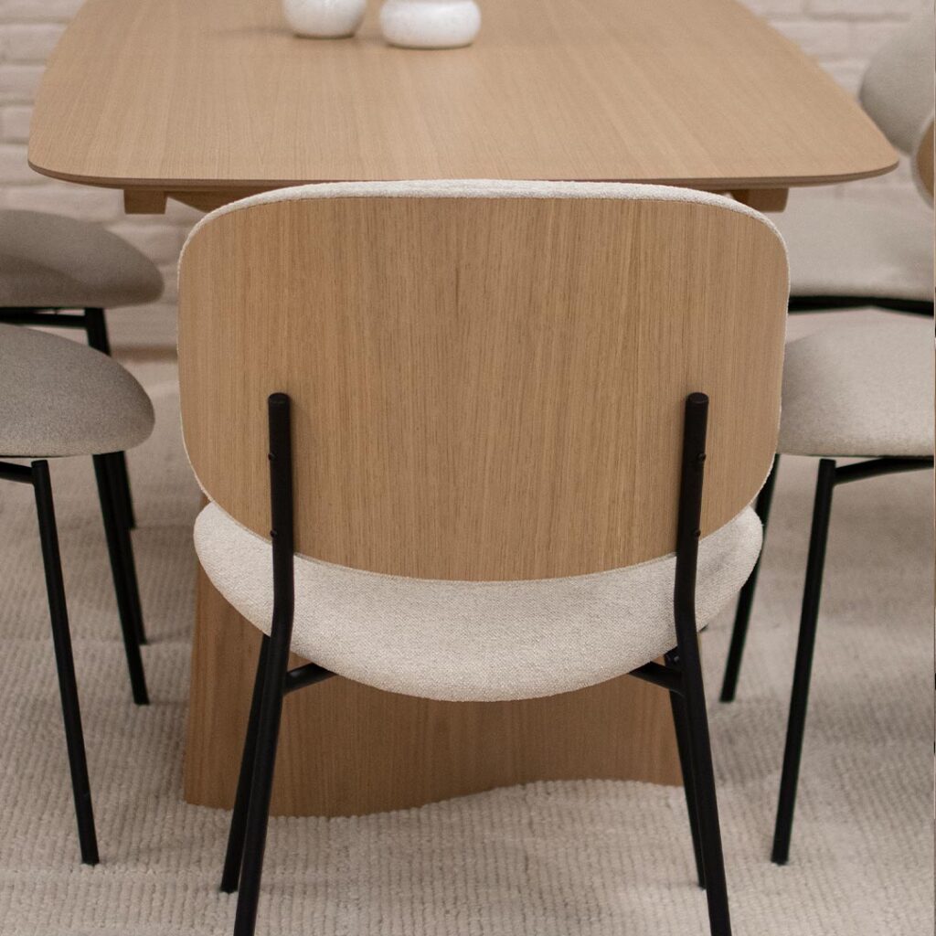 Трпезариски сет со маса со заоблени агли од фурниран медијапан даб со 6 удобни столици со грб од фурнир даб во комбинација со светол крем мебел штоф.