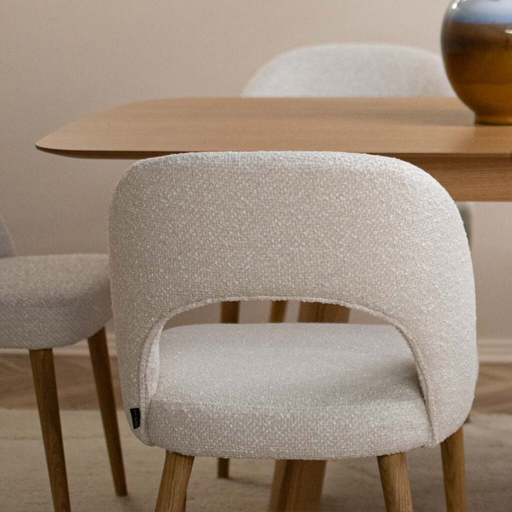 Трпезариска столица со маслен даб ногарки и бел мебел штоф.