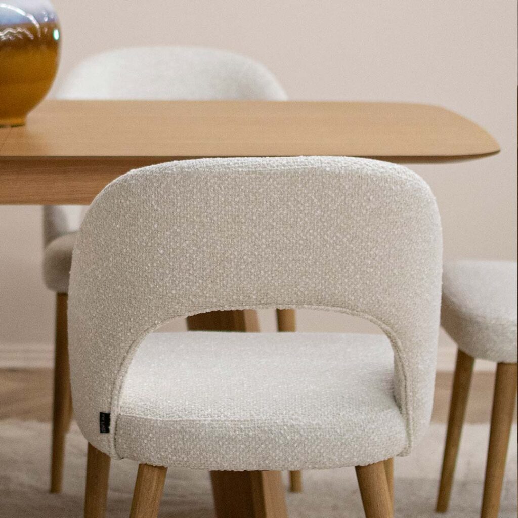 Трпезариска столица со маслен даб ногарки и бел мебел штоф.