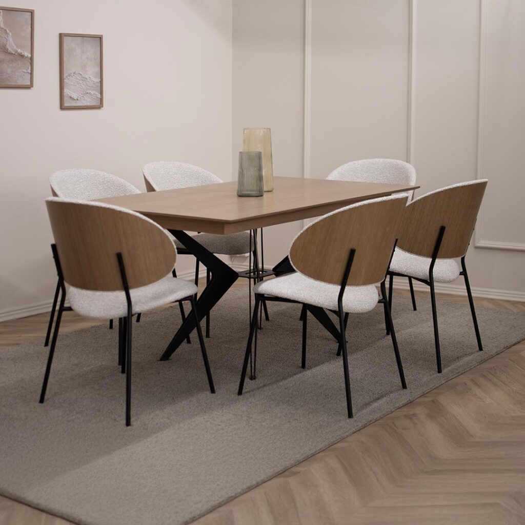 Трпезариски сет од кафеава нијанаса на даб, трпезариска плотна во даб и фурнир на грбот на столиците од даб, со метални ногарки и светло беж мебел штоф.