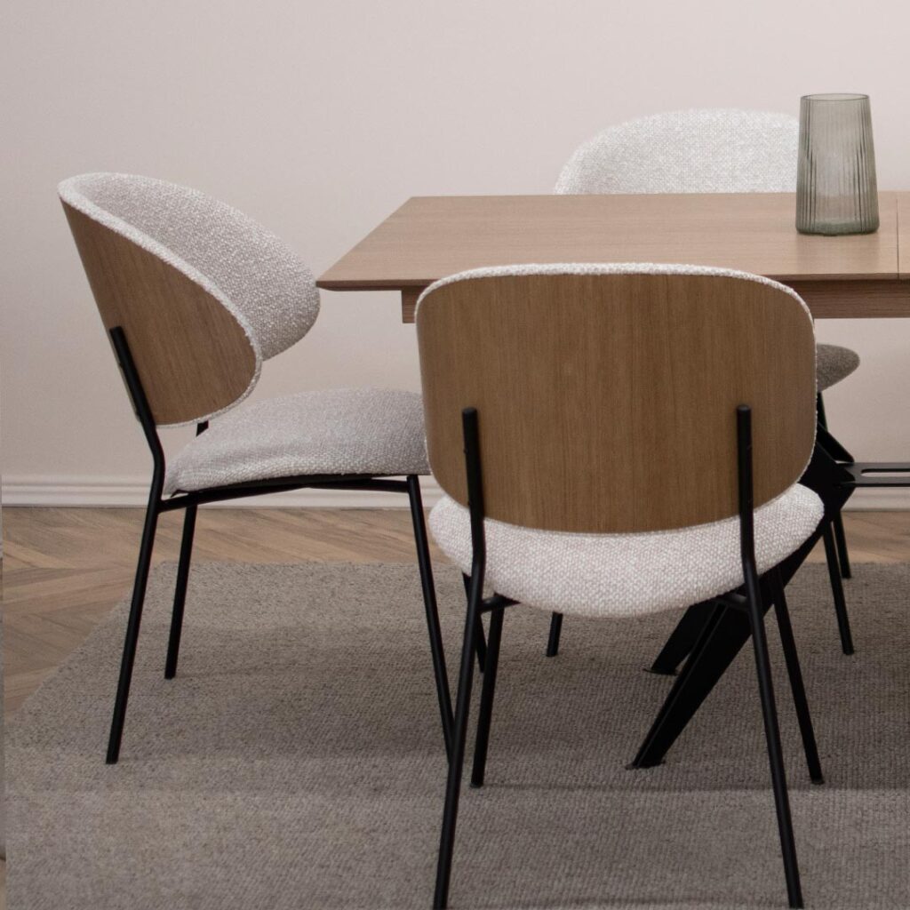 Трпезариски сет од кафеава нијанаса на даб, трпезариска плотна во даб и фурнир на грбот на столиците од даб, со метални ногарки и светло беж мебел штоф.