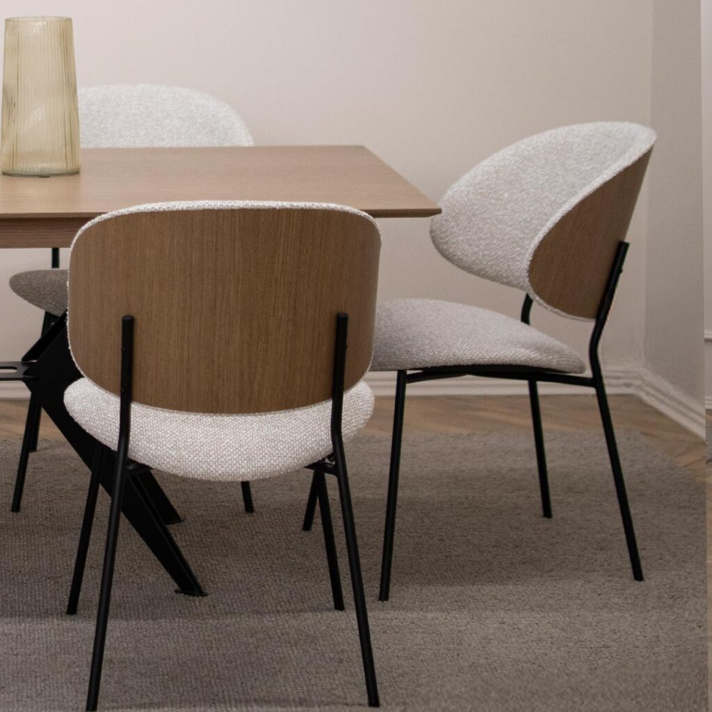 Трпезариски сет од кафеава нијанаса на даб, трпезариска плотна во даб и фурнир на грбот на столиците од даб, со метални ногарки и светло беж мебел штоф.