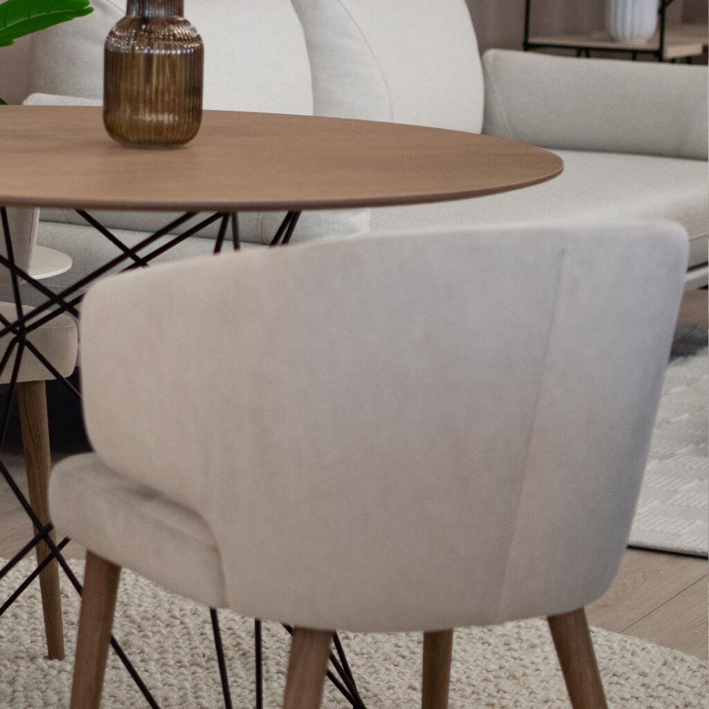 Трпезариски сет со мала крузна маса цо плотна даб и црн метал, со 4 удобни столици со раконаслон во крем велевт.