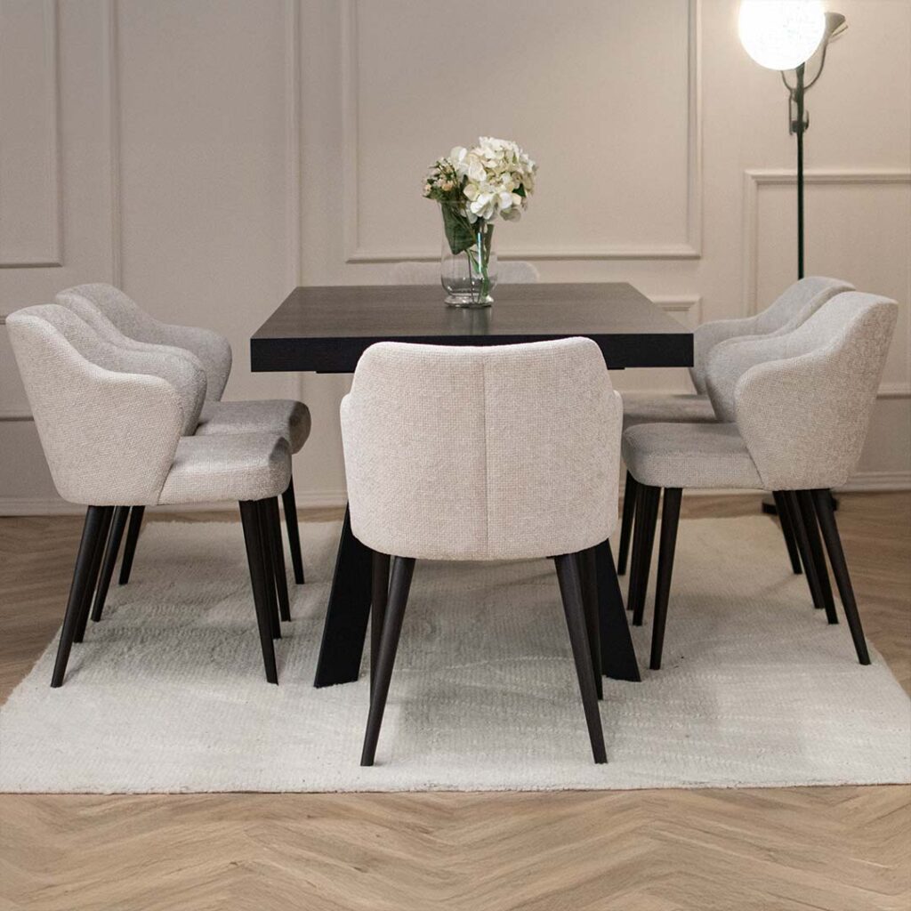 Трпезариски сет со маса Вега од црн даб со столици со раконаслон Катја со црни ногарки и светло крем мебел штоф.