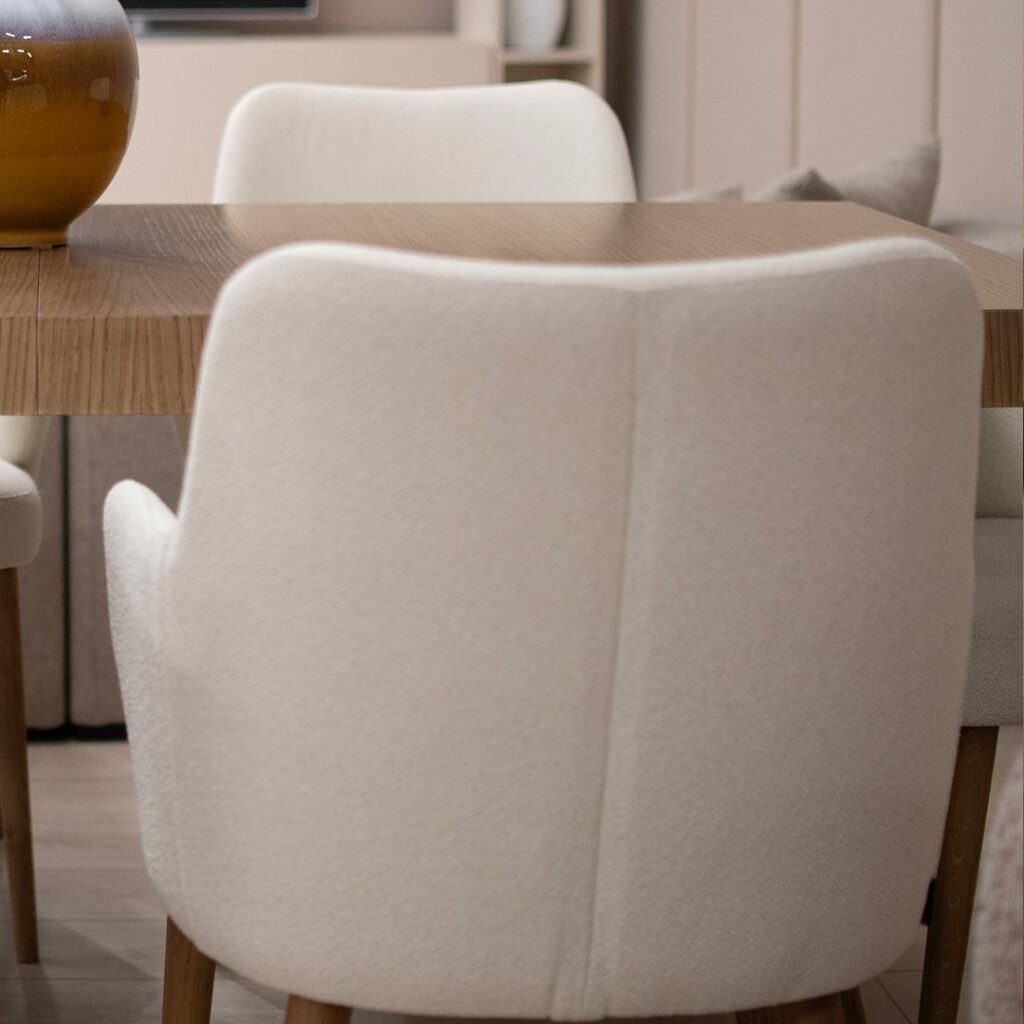 Трпезариски сет со правоаголна маса со опција за продолжување во кафеава даб нијанса и столици со раконаслон во бел мебел штоф.