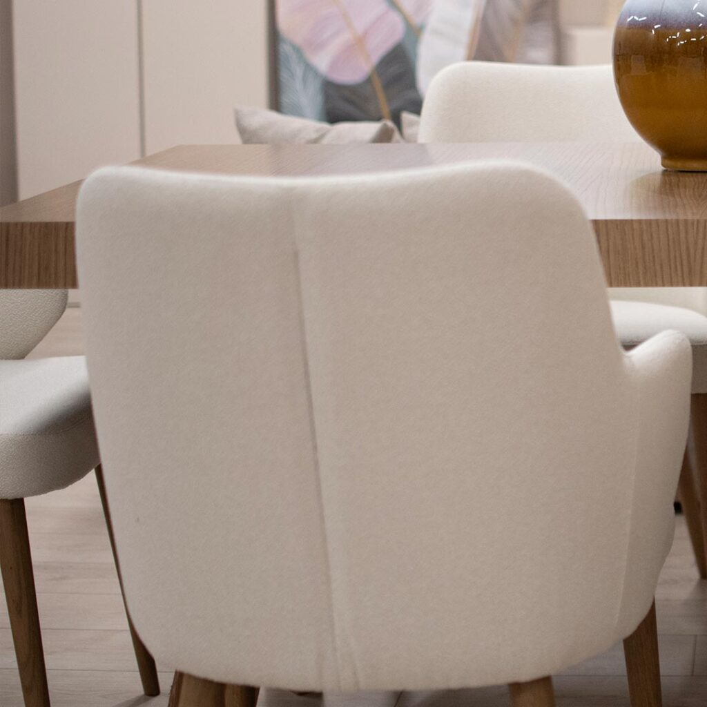 Трпезариски сет со правоаголна маса со опција за продолжување во кафеава даб нијанса и столици со раконаслон во бел мебел штоф.