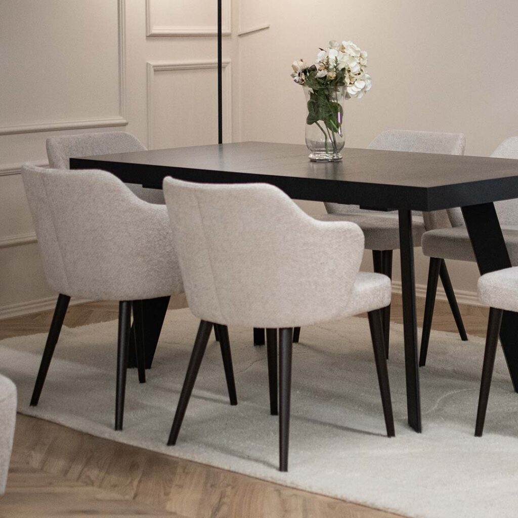 Трпезариски сет со маса Вега од црн даб со столици со раконаслон Катја со црни ногарки и светло крем мебел штоф.