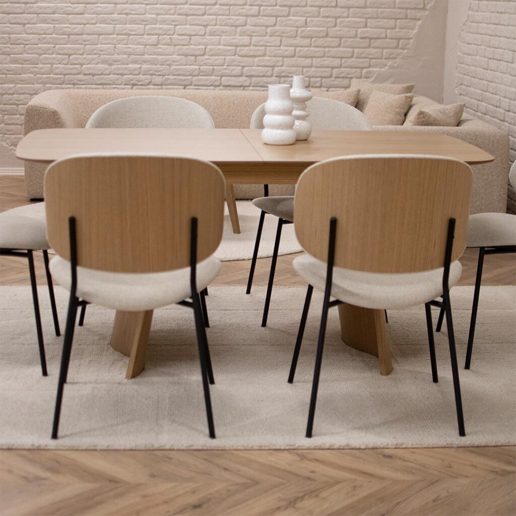 Трпезариски сет со маса со заоблени агли од фурниран медијапан даб со 6 удобни столици со грб од фурнир даб во комбинација со светол крем мебел штоф.