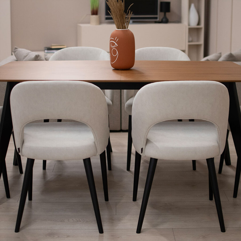 Трпезариски столици со светло крем велвет и црни дрвени ногарки.