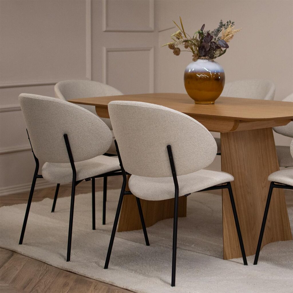 Трпезариски столици со удобно седло во бел мебел штоф и црни метални ногарки.