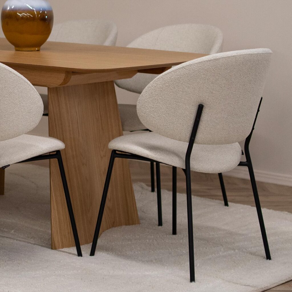 Трпезариски столици со удобно седло во бел мебел штоф и црни метални ногарки.