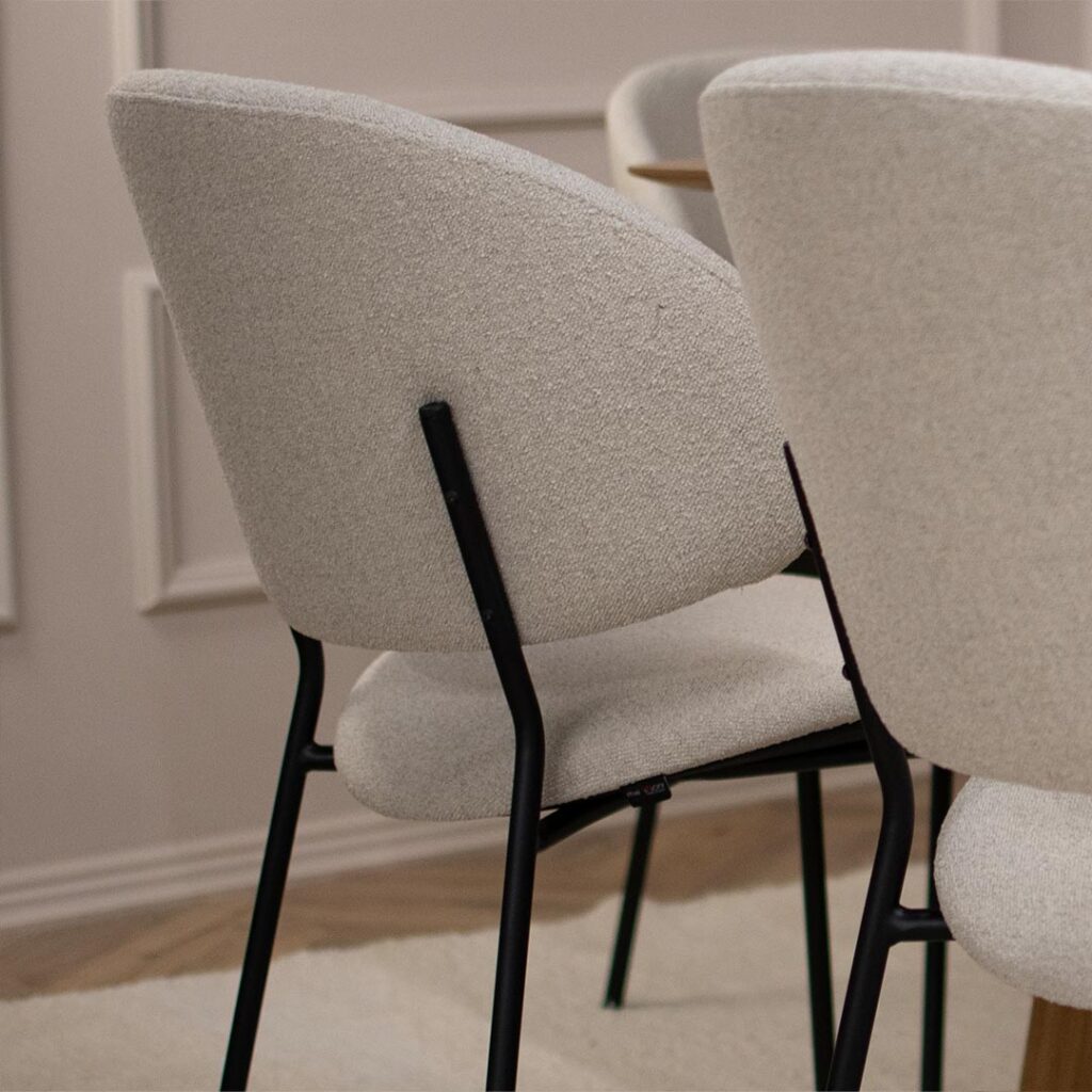 Трпезариски столици со удобно седло во бел мебел штоф и црни метални ногарки.