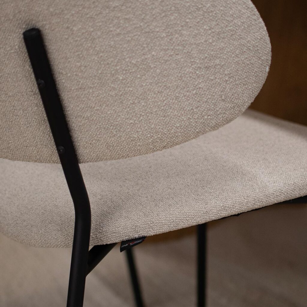 Трпезариски столици со удобно седло во бел мебел штоф и црни метални ногарки.