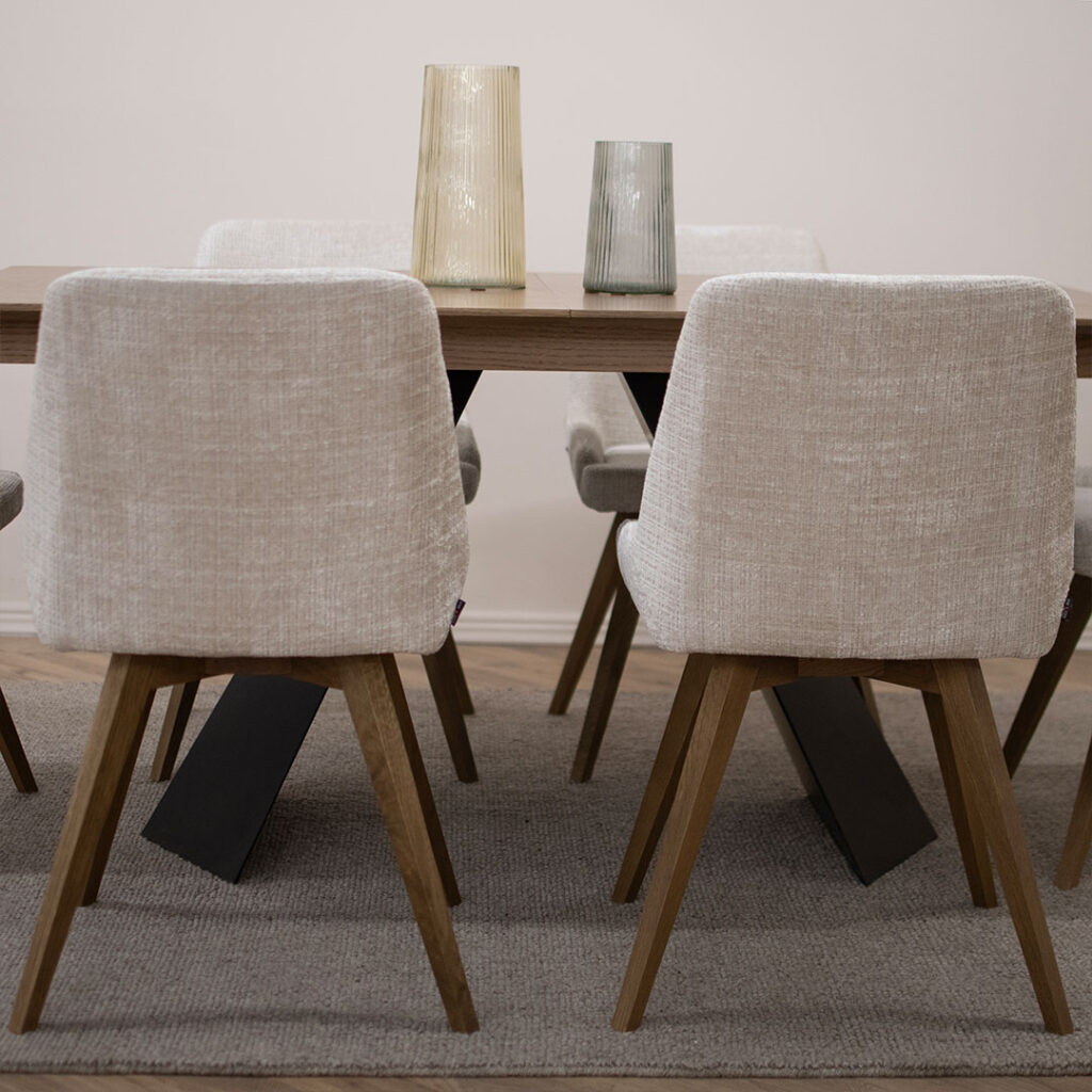 Трпезариски сет со маса со плотна даб и две црни метални ногарки со 6 трпезариски столици со дрвени даб ногарки и беж мебел штоф.