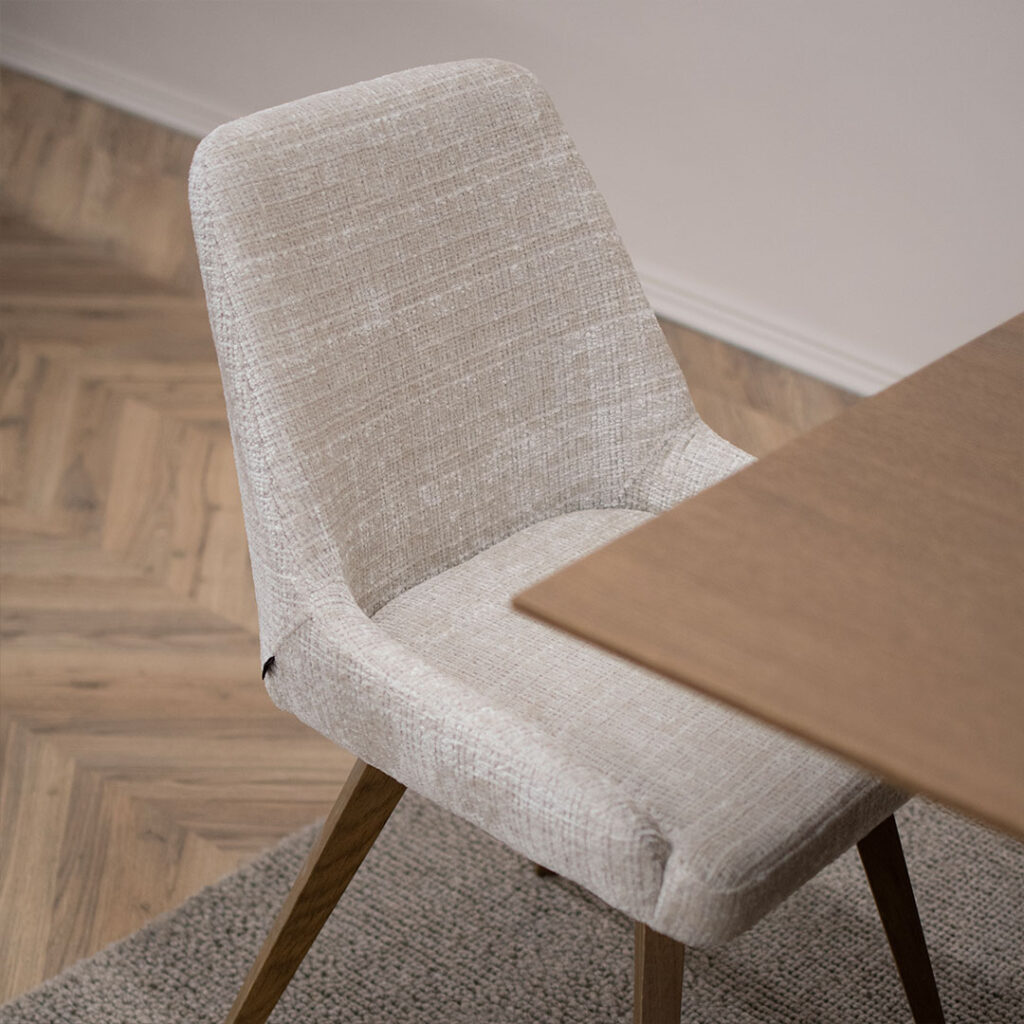 Трпезариска столица со дрвени даб ногарки и беж мебел штоф.