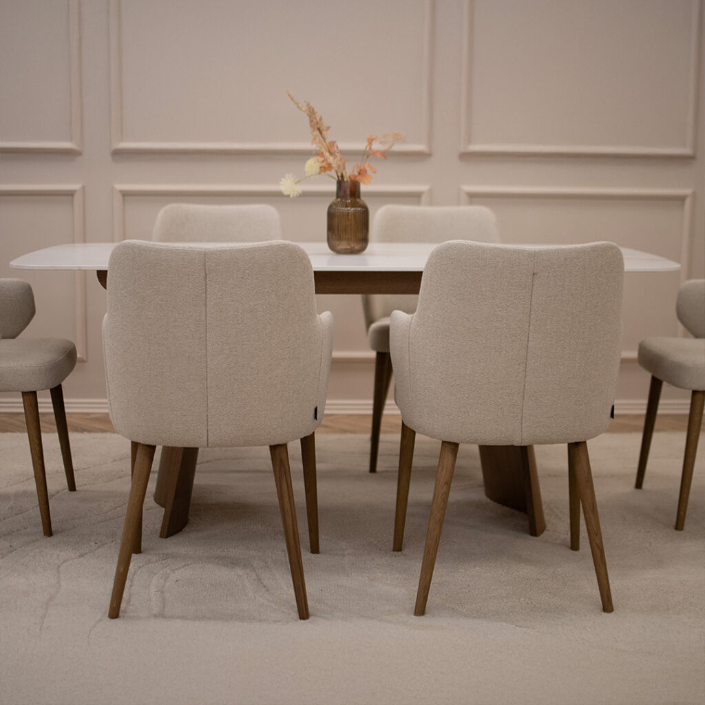 Трпезариски столици со раконаслон во крем мебел штоф и дрвени даб ногарки во кафеава боја.