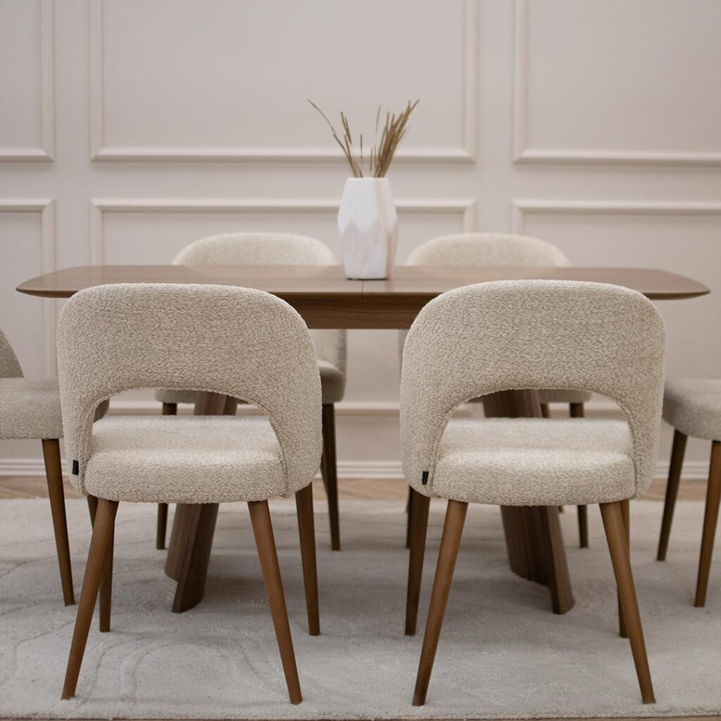 Tрпезарискa столицa со кафеави бука ногарки и мебел штоф букле во крем боја.