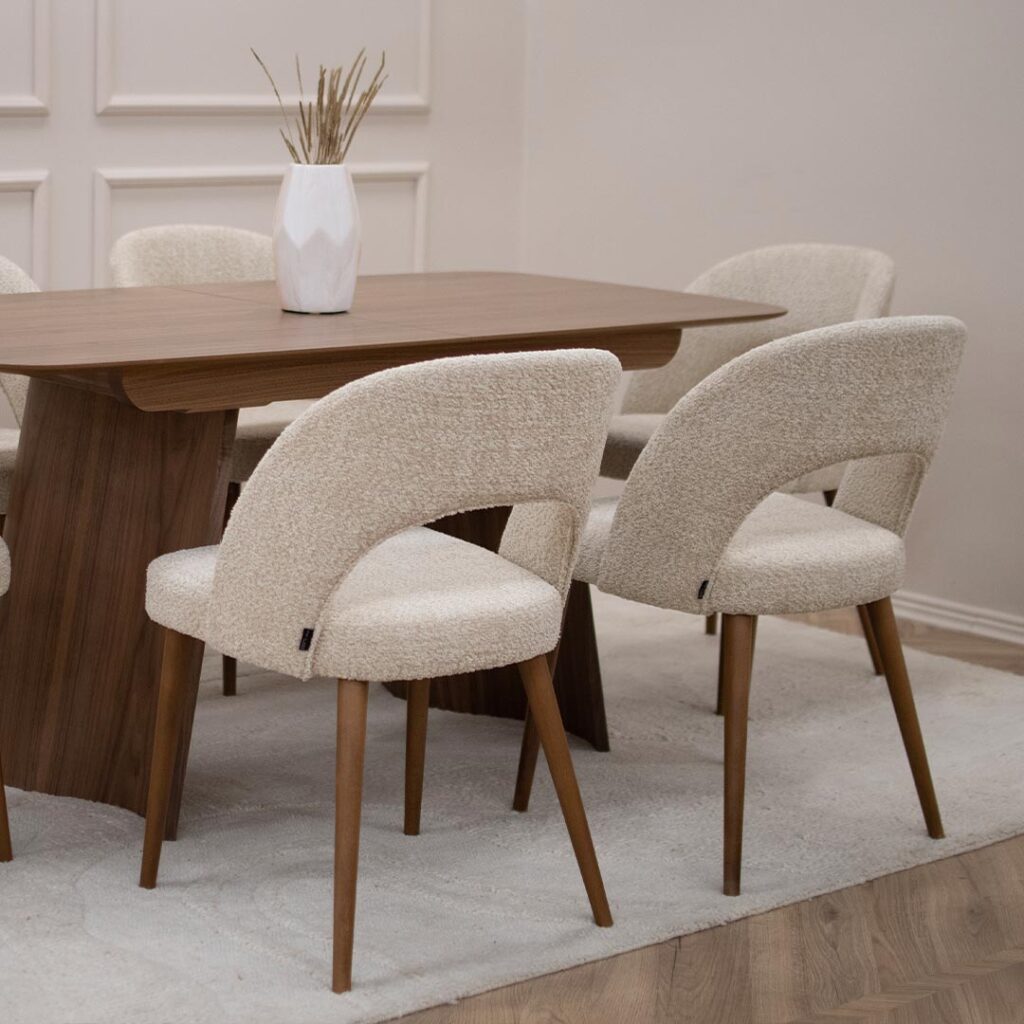 Tрпезарискa столицa со кафеави бука ногарки и мебел штоф букле во крем боја.