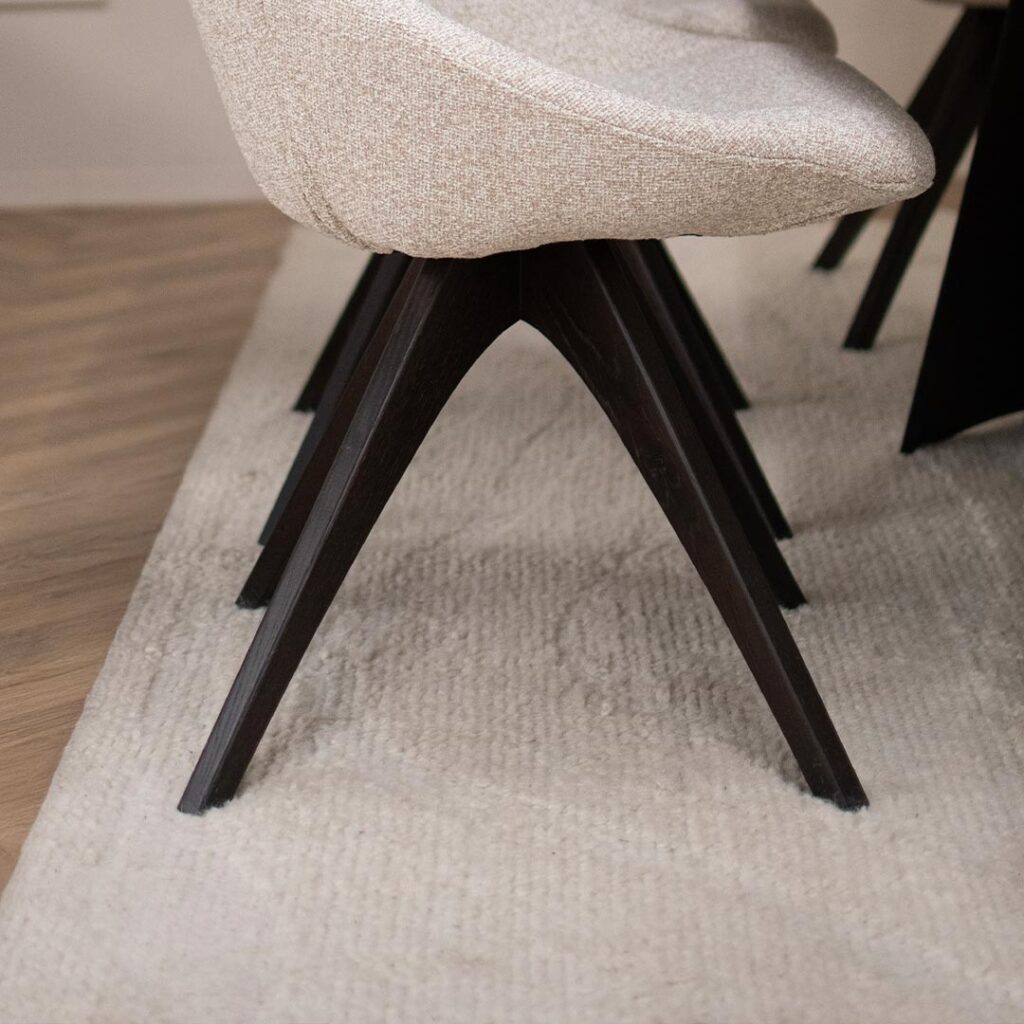 Волнен килим во бела боја.