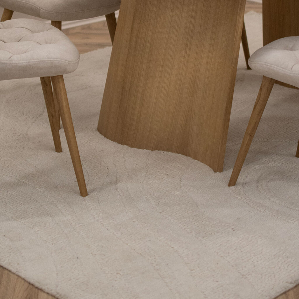 Волнен килим со димензија 190/290 см во бела боја.