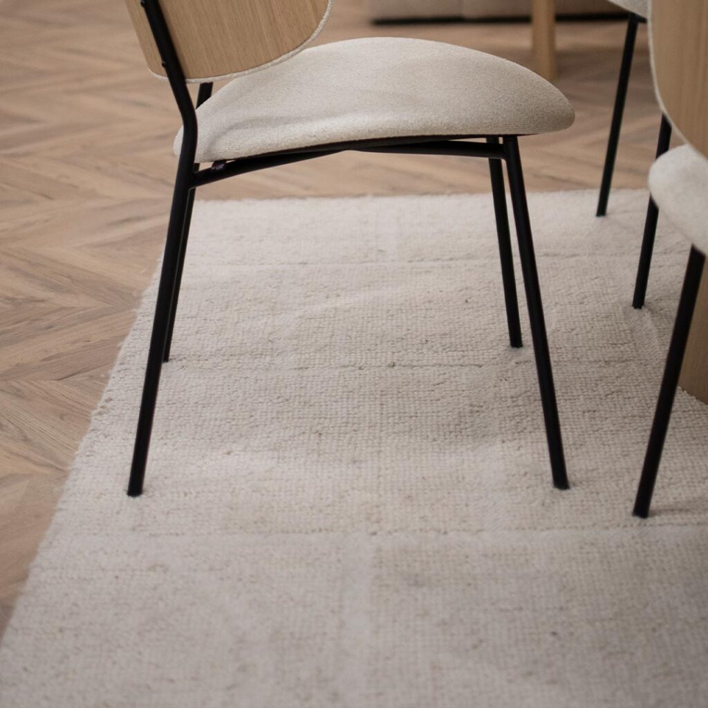 Волнен килим со димензија 190/290 см во бела природна боја.