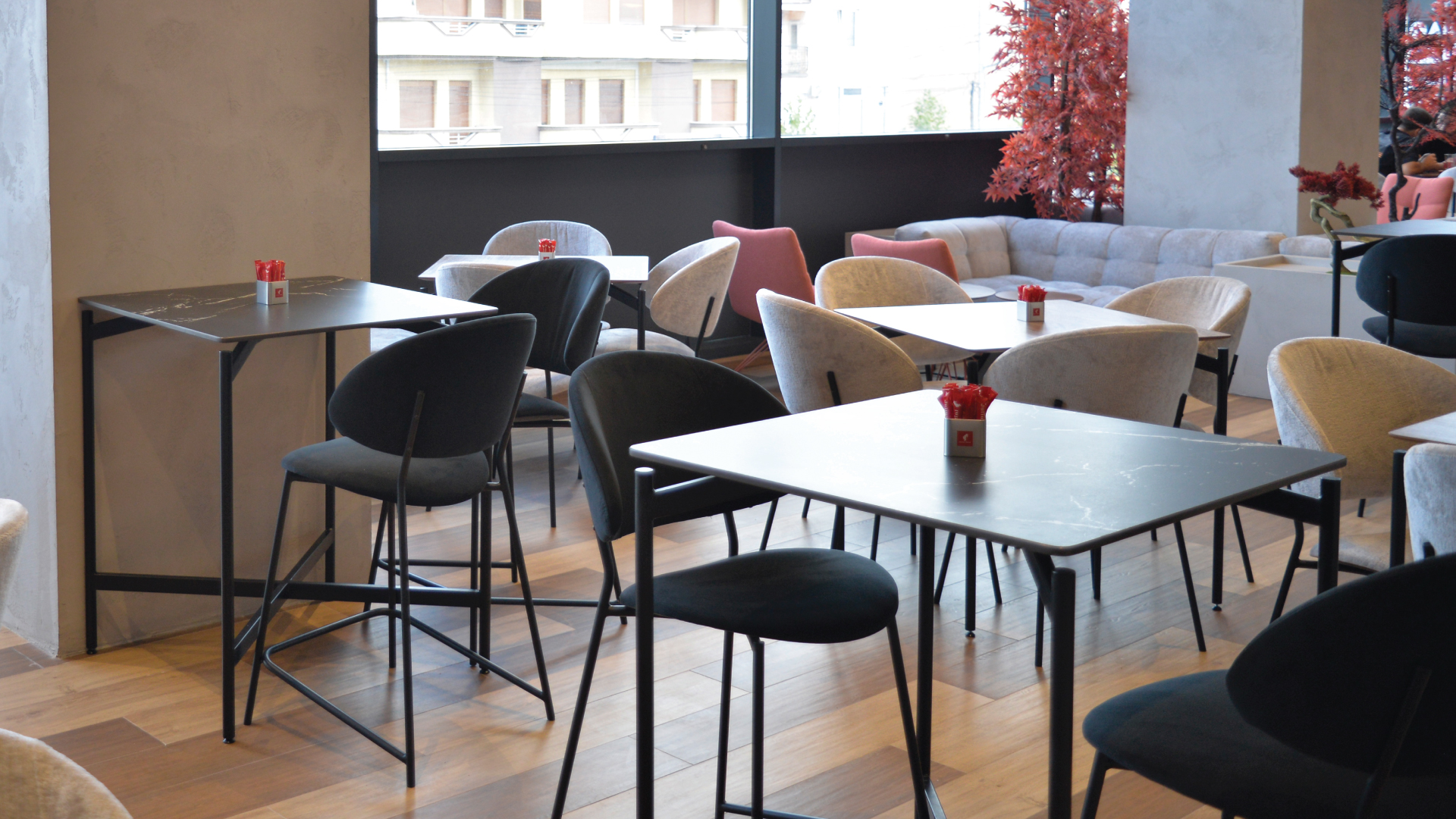 барски маси со барски столици