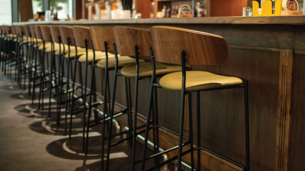 Барски столици и маси за модерен дом или локал