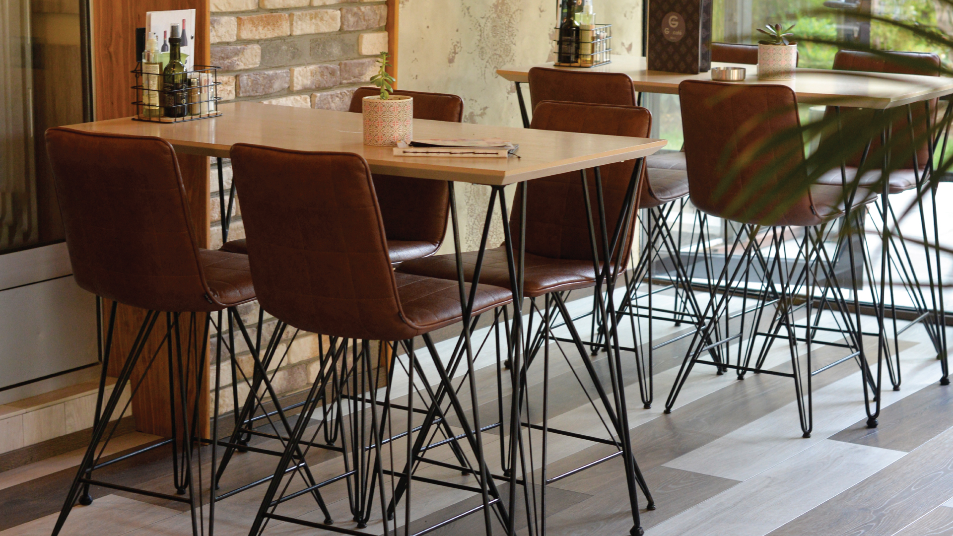 Барски столици и маси според материјал и стил