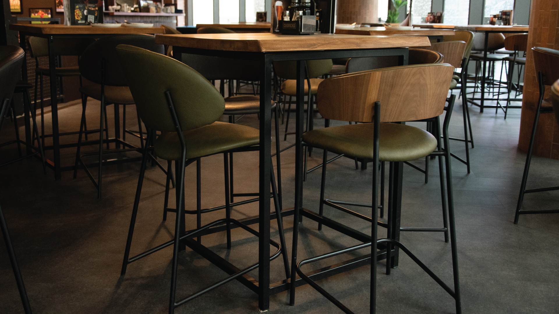 Барски столици и маси според висина