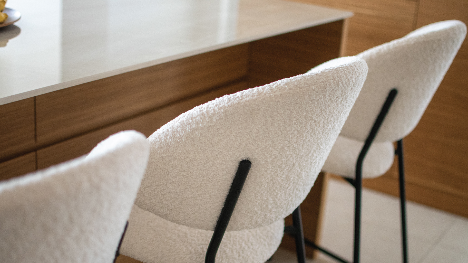 Барски столици и маси за кујнски остров