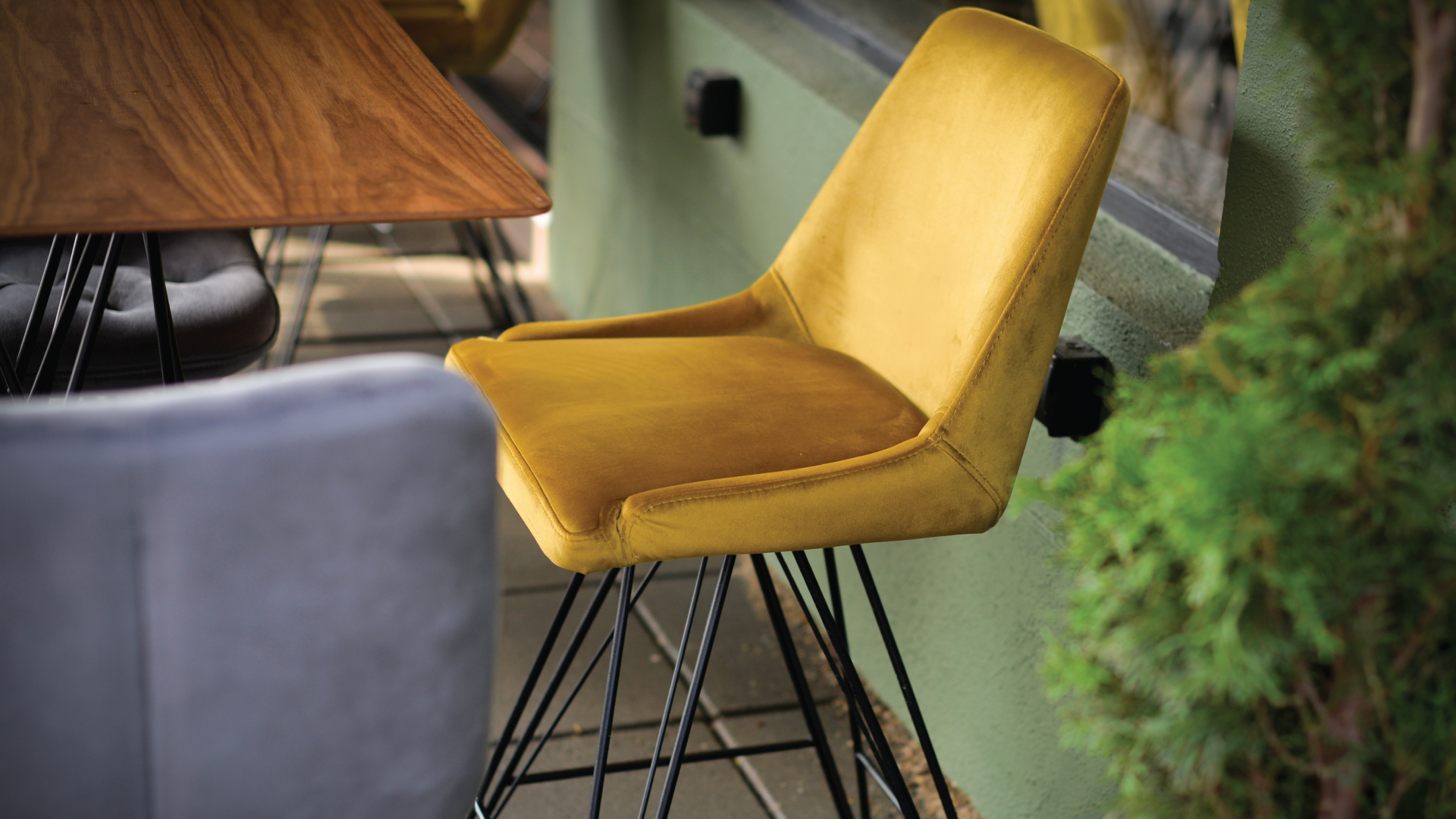 Барски столици и маси за локали и угостителски ентериери